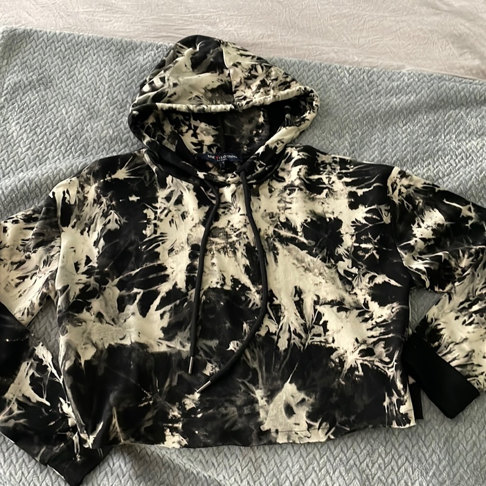 One ❤️ Clothing Cropped hoodie